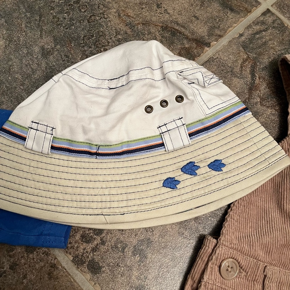 ๐ฆ Lot of 4 Item- Dino Overalls, 2 tshirts, new hat VGUC. Toddler 2T - Picture 10 of 15